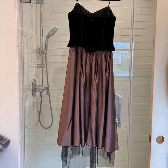 Rimini black velvet and satin dress.  This is labeled as a size 8 but fits 4-6 - Picture 3 of 4
